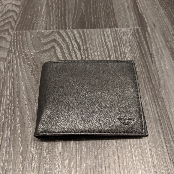 Dockers Wallet - Picture 1 of 4